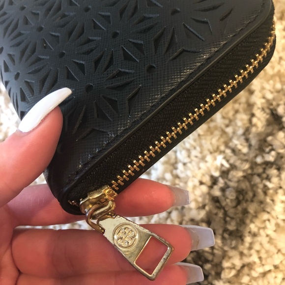 TORY BURCH Robinson Floral Perforated Wallet - Picture 7 of 8